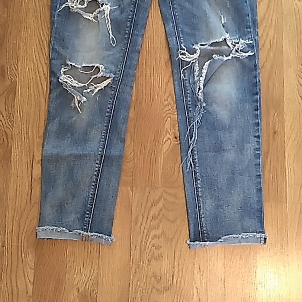 American Eagle Distressed Cropped Stretch Jeans. Size 4 - Picture 3 of 13